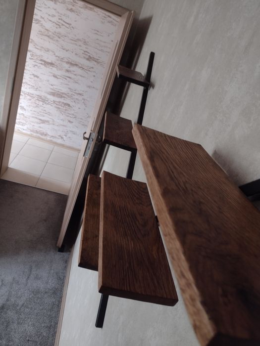 Półka ścienna metalowa w stylu loft na książki ozdobyz profila zamknię