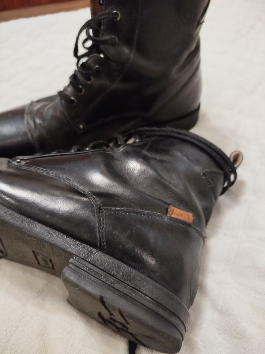 Чоловічі черевики боти від Levi's.