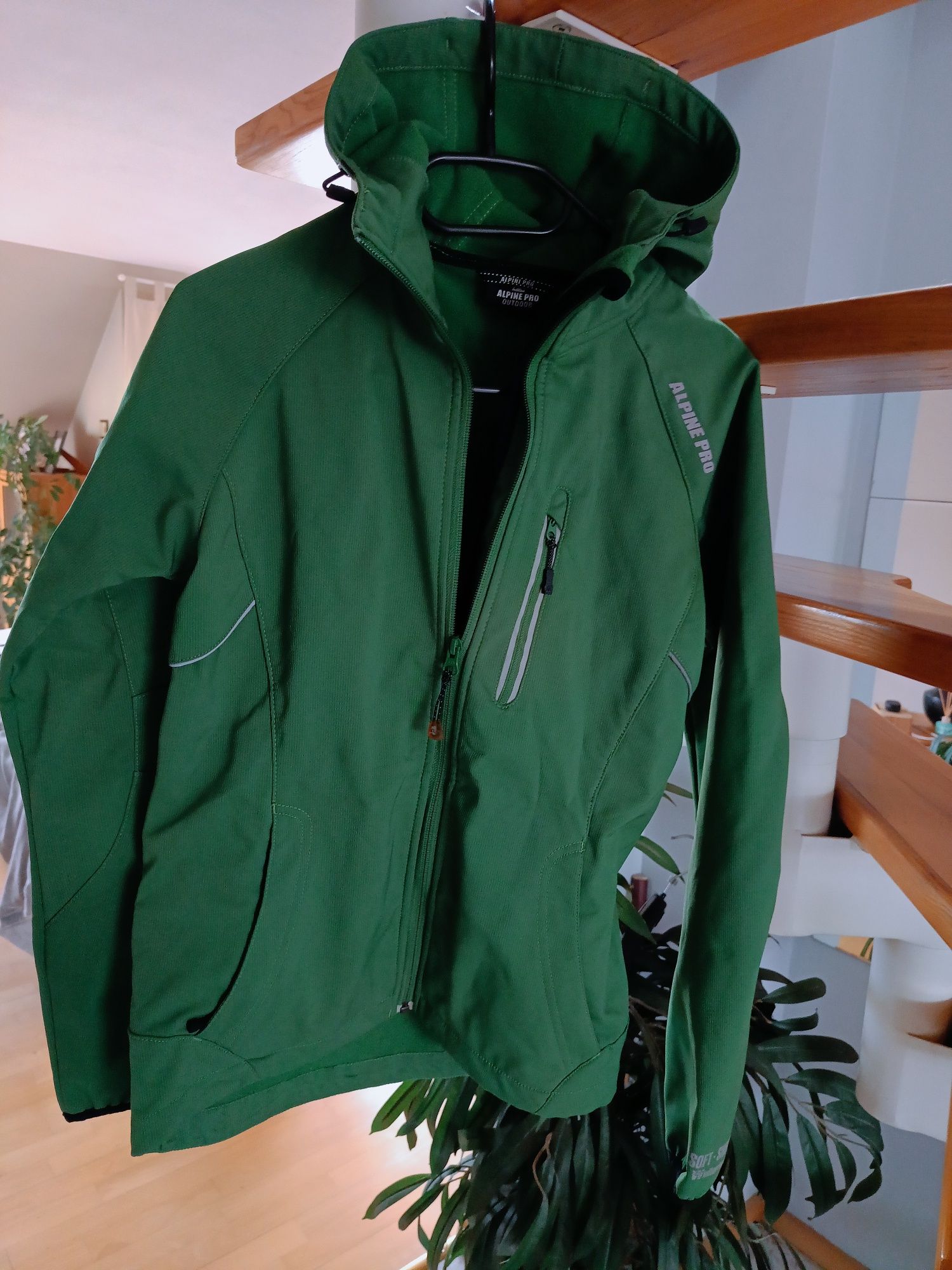 Damska kurtka wiosenno-jesienna Softshell z kapturem rozmiar XS