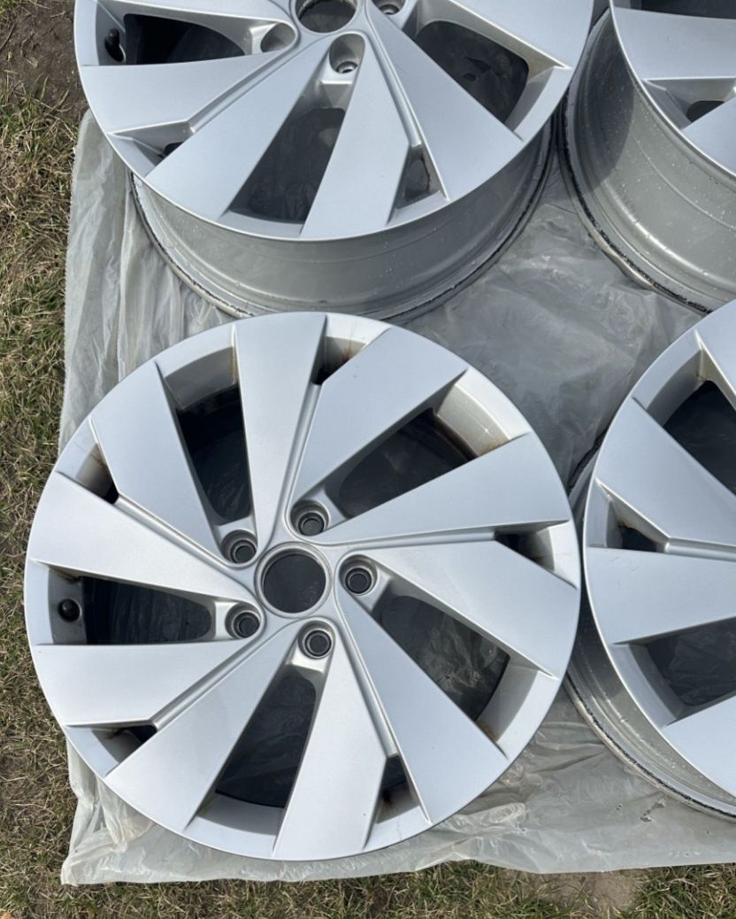 5x112 R17 VW Golf 8 Felgi aluminiowe Oryginalne Alufelgi Belmont 5H0