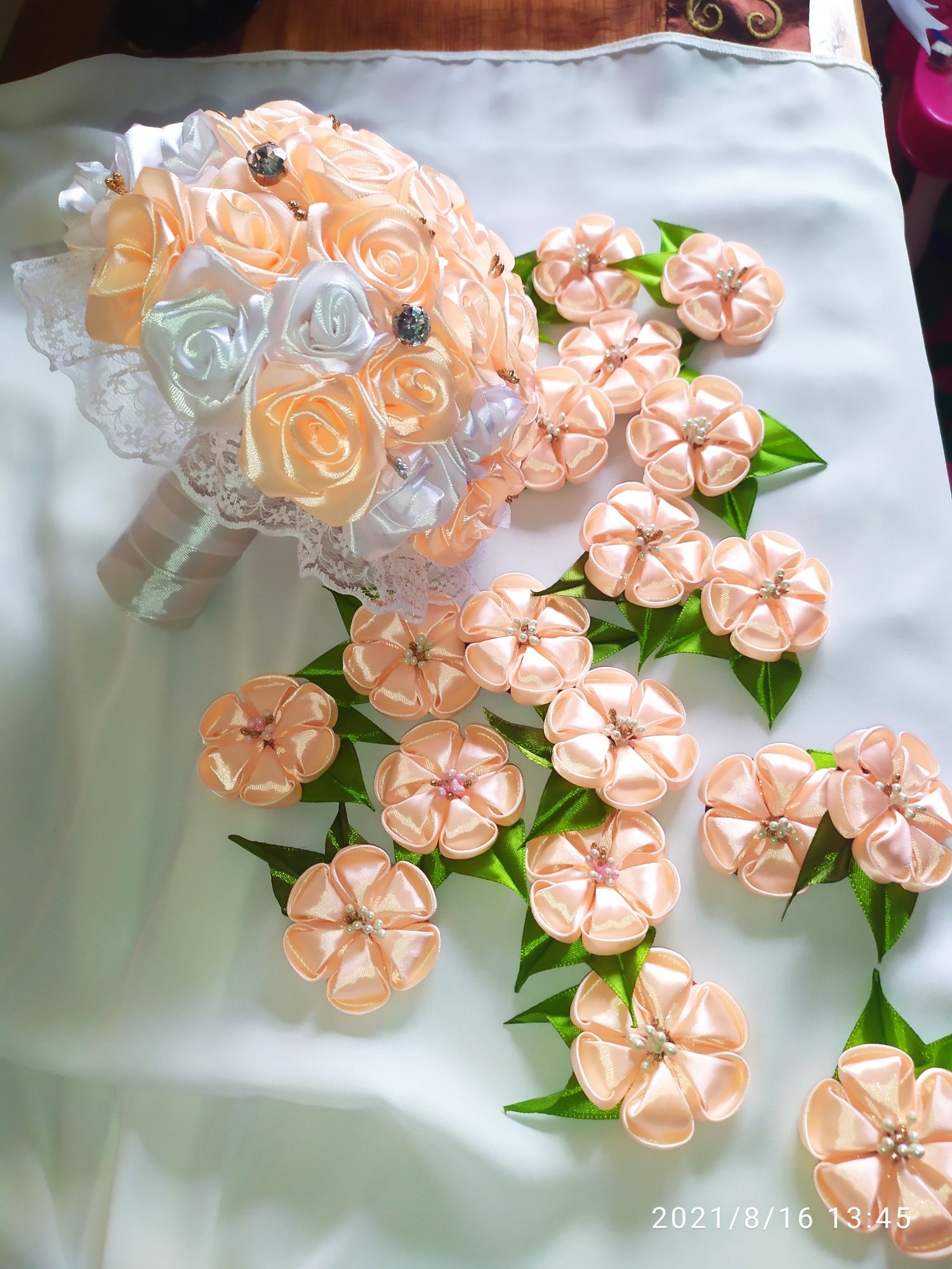 Весільні квіточки бутоньєрки бутоньерки брошь