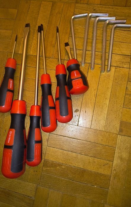 Zestaw śrubokrętów płaskich plus klucze ampulowe