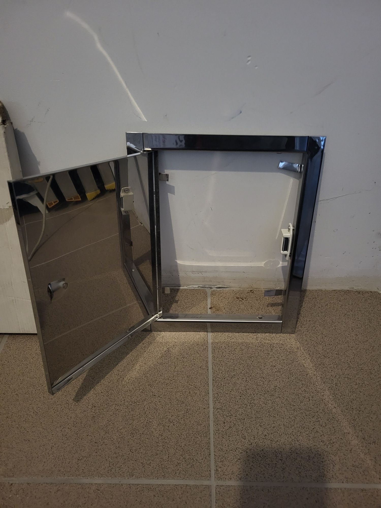Drzwiczki rewizyjne 20x25 stalowe chrom