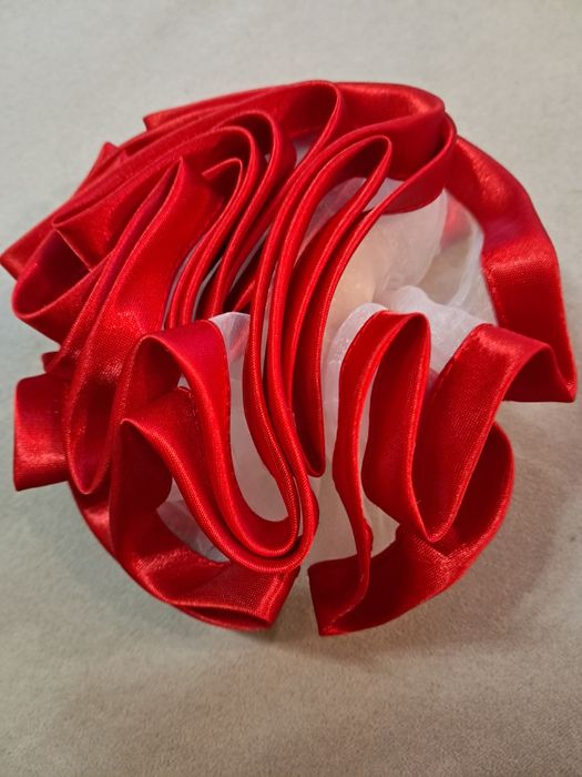 Róża z woalu, róża do upięcia firany