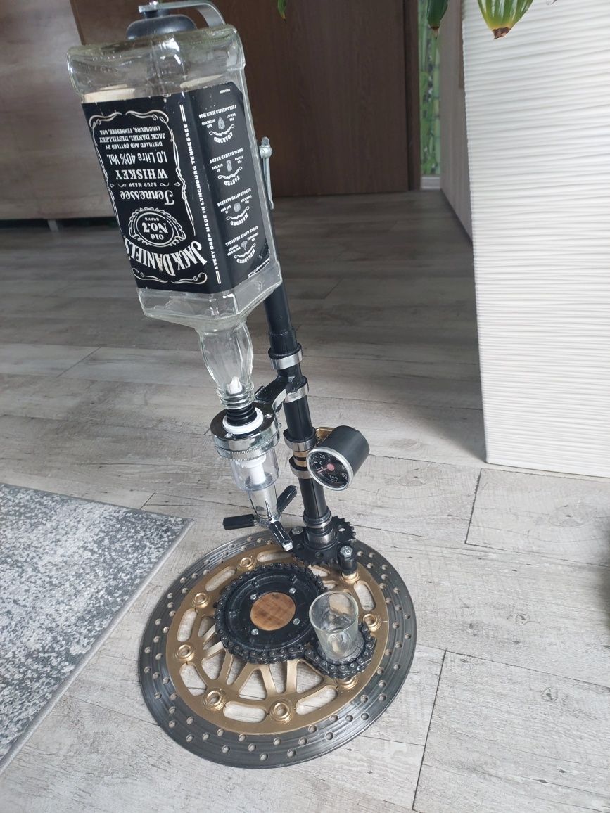 Nalewak do alkoholu. Dyspenser. Dozownik. Motor prezent