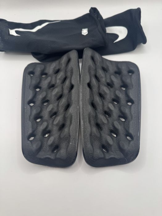 Ochraniacze goleni Nike Mercurial Lite - czarno-białe rozmiar S