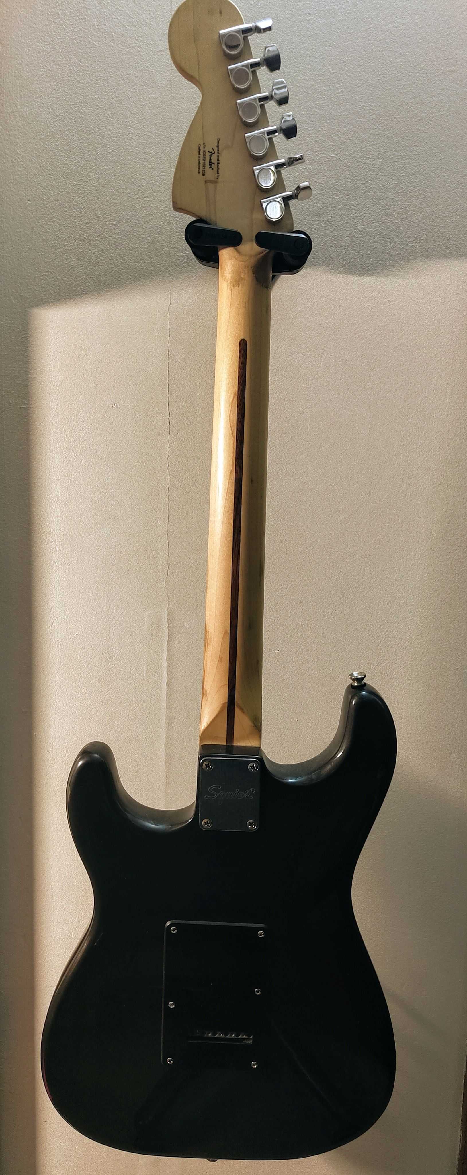 Guitarra elétrica squier com pickguard modificado