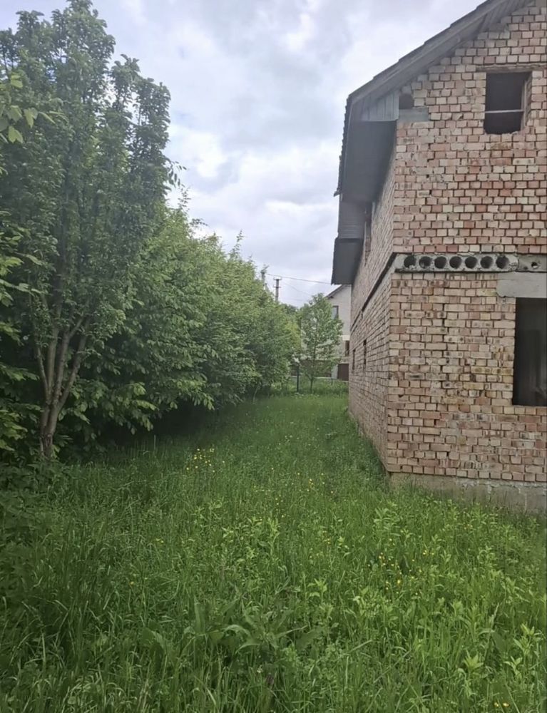Продаються два будинки + 3 га землі в Карпатах