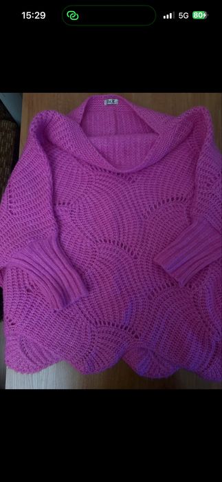 Różowy sweter oversize