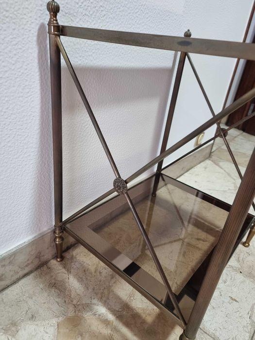Mesa de Apoio em Vidro Fumado e Estrutura em Metal – Estilo Clássico