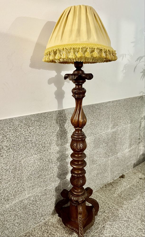 Candeeiro de pe em madeira macica