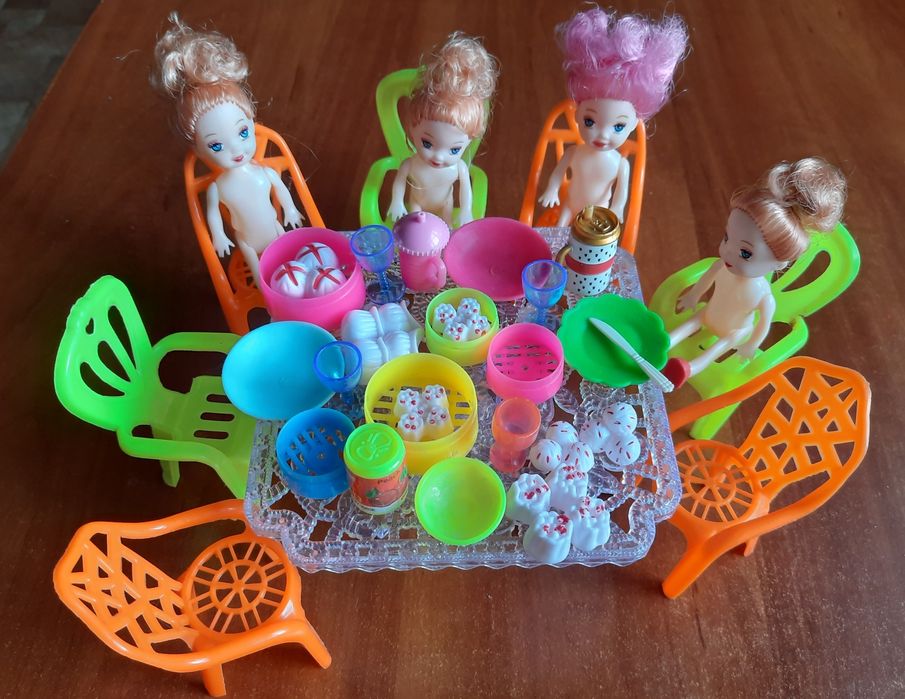 Іграшковий набір з ляльками