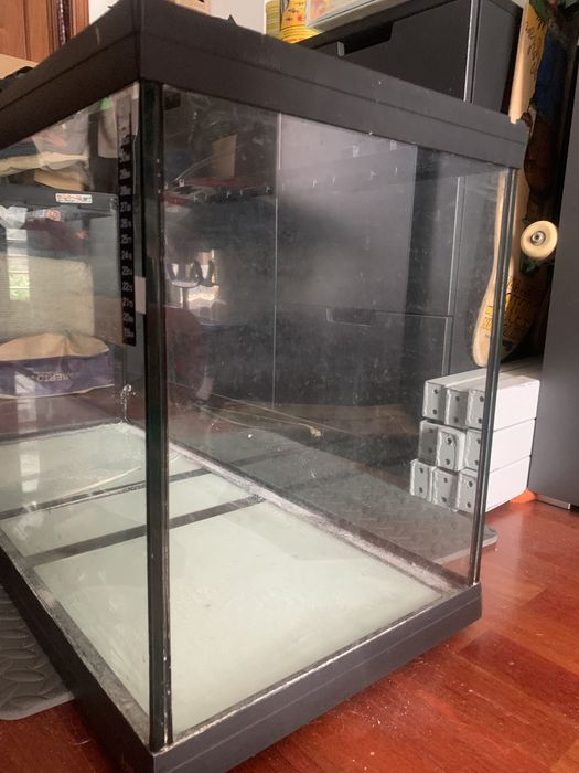 Vendo aquario 80x40x40 128 litros