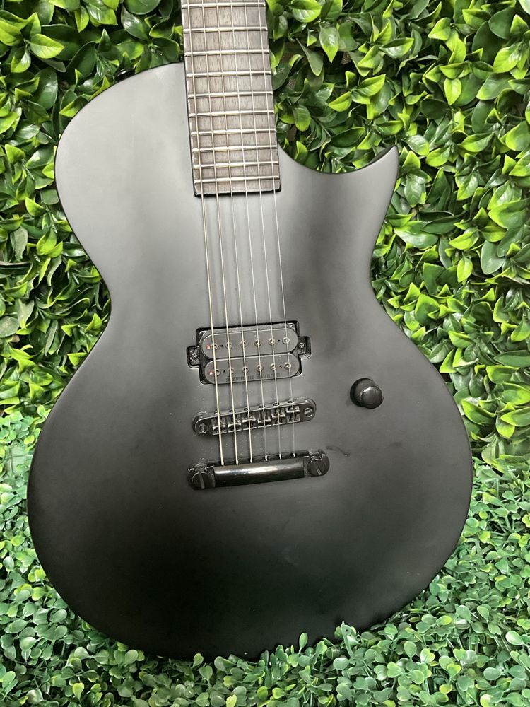 ESP LTD EC-BLACK METAL com Hardcase “Rockase” by  Warwick.