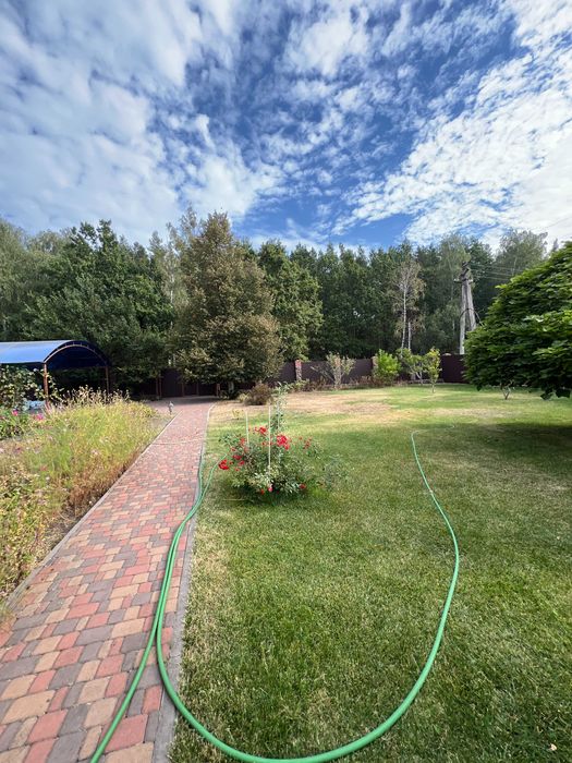 Продаж двоповерхового будинку з сауною напроти лісу.