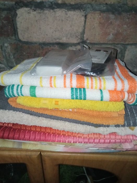 6 ręczników dużych i mniejszych, zasłony i dodatki