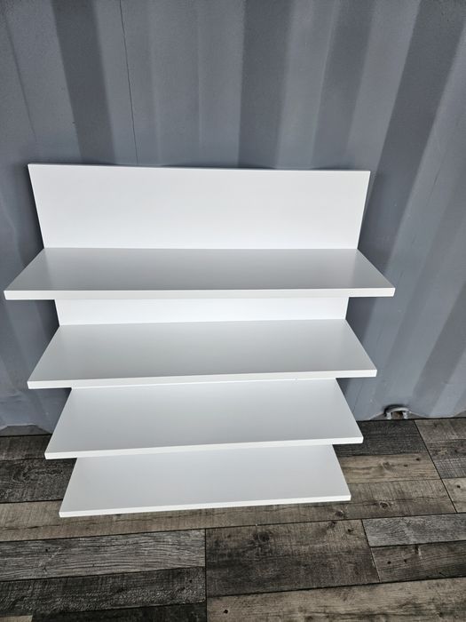 Biały panel półki i wieszaki przedpokój