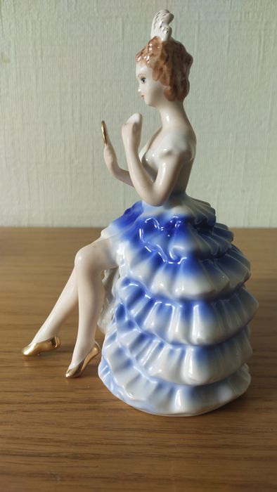 J. Jezela porcelanowa figurka z PRL-u Dama z lustrem