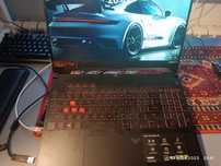 Laptop gamingowy Asus.
