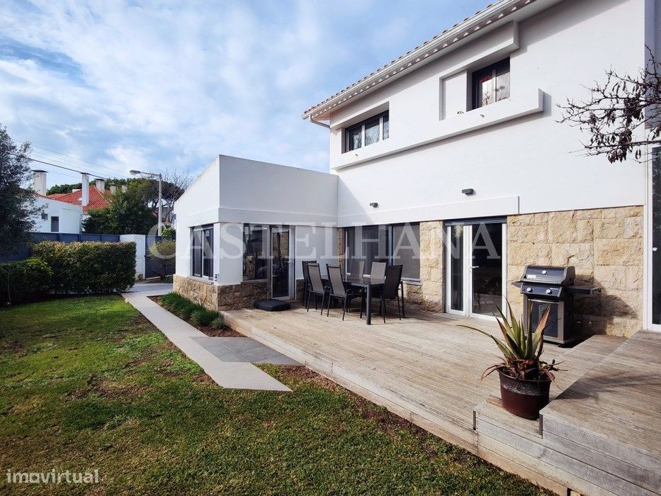 Moradia T6 de 4 frentes e jardim em São Pedro do Estoril