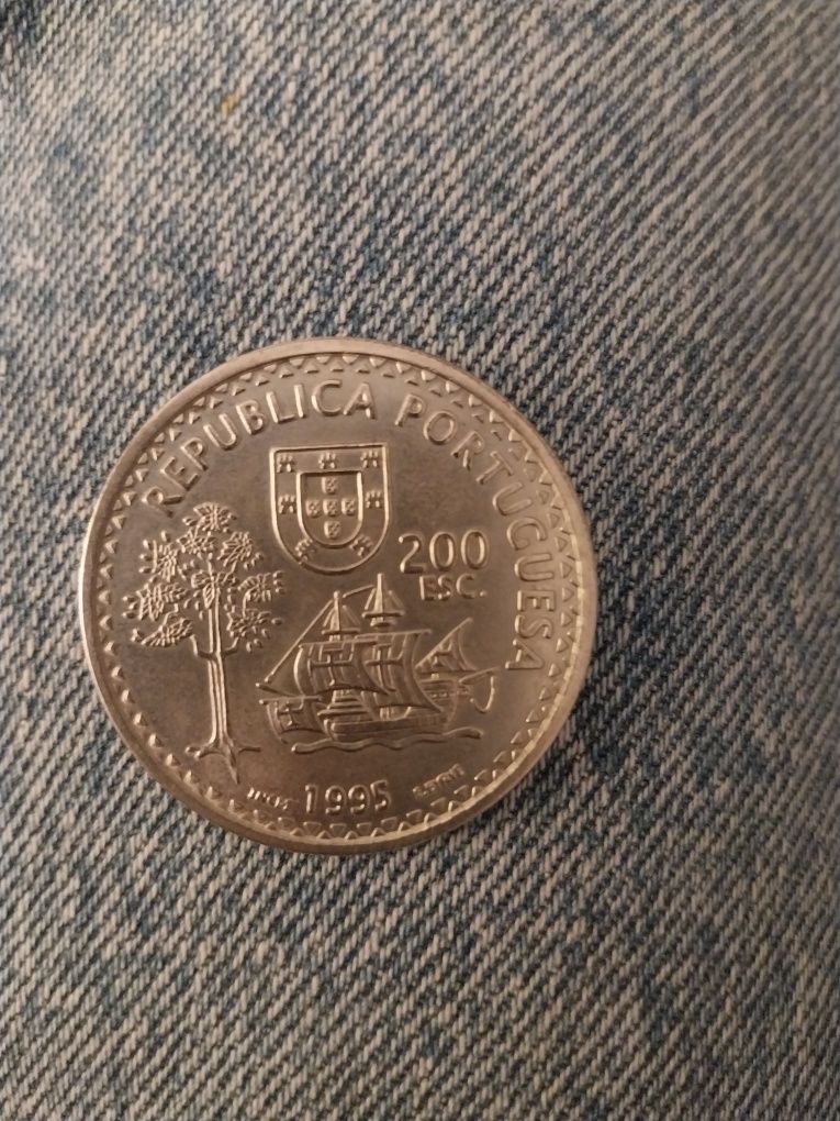 Moedas comemorativas de 100 e 200 escudosos