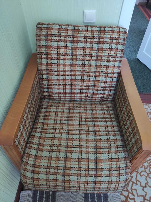 Продам два кресла мягкие на колесиках.