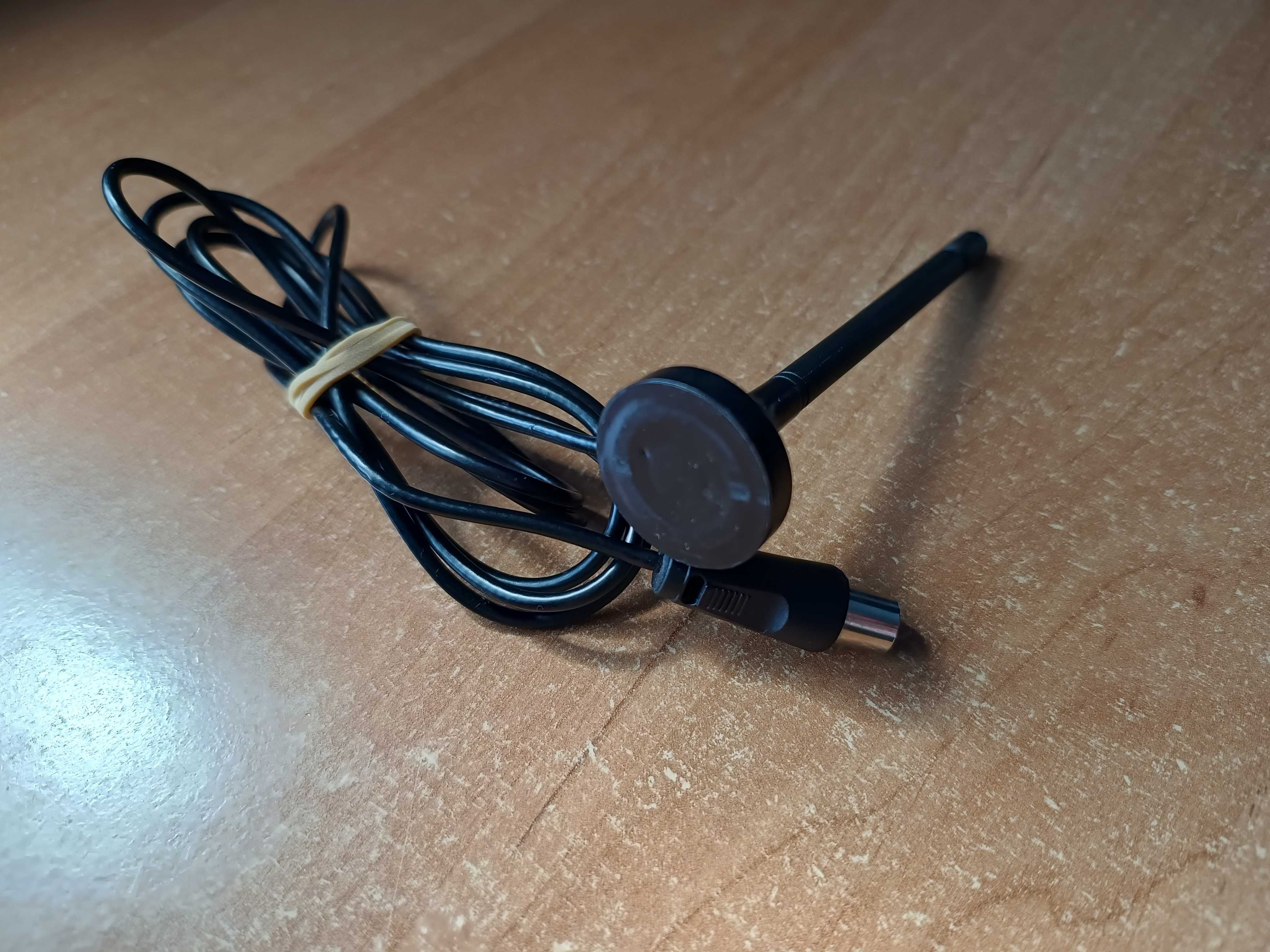 Mała czarna antenka wys 11cm z magnesem wtykiem antenowym kabel 145 cm
