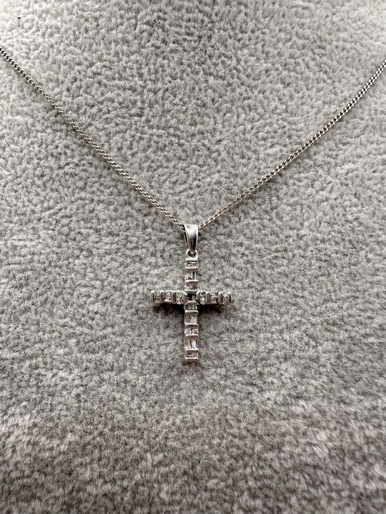 Złoty naszyjnik z krzyżykiem z diamentami 0,16ct