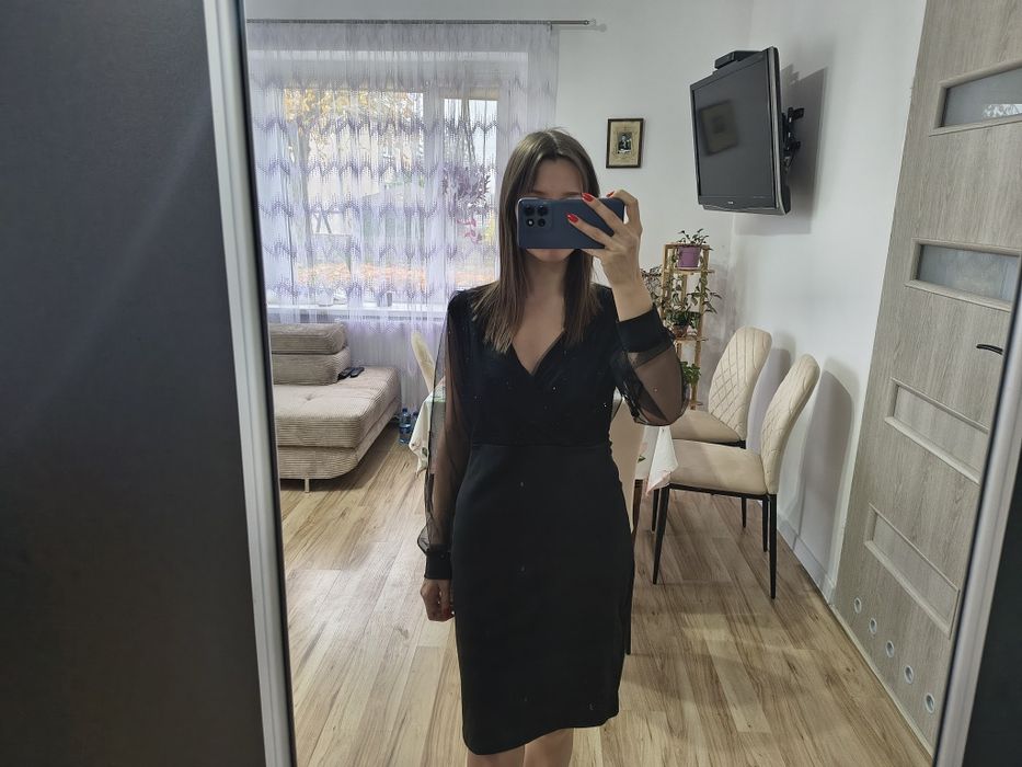 Czarna sukienka z tiulowymi rękawami