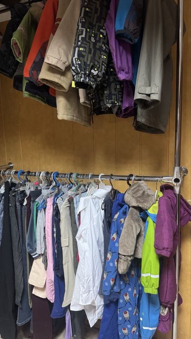 Продаєця одяг через закритя магазину