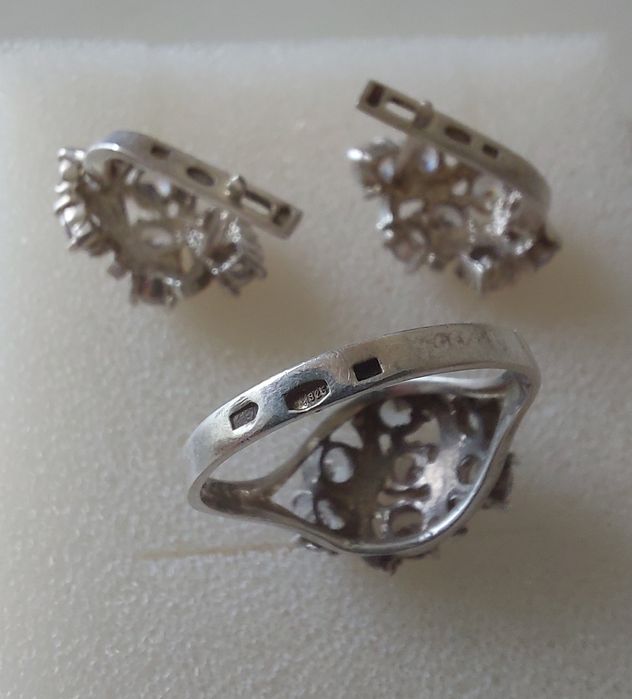 Серебряный набор с золотыми пластинами.