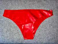 947/ Majtki L czerwone damskie stringi bielizna latex lateks 0,4mm