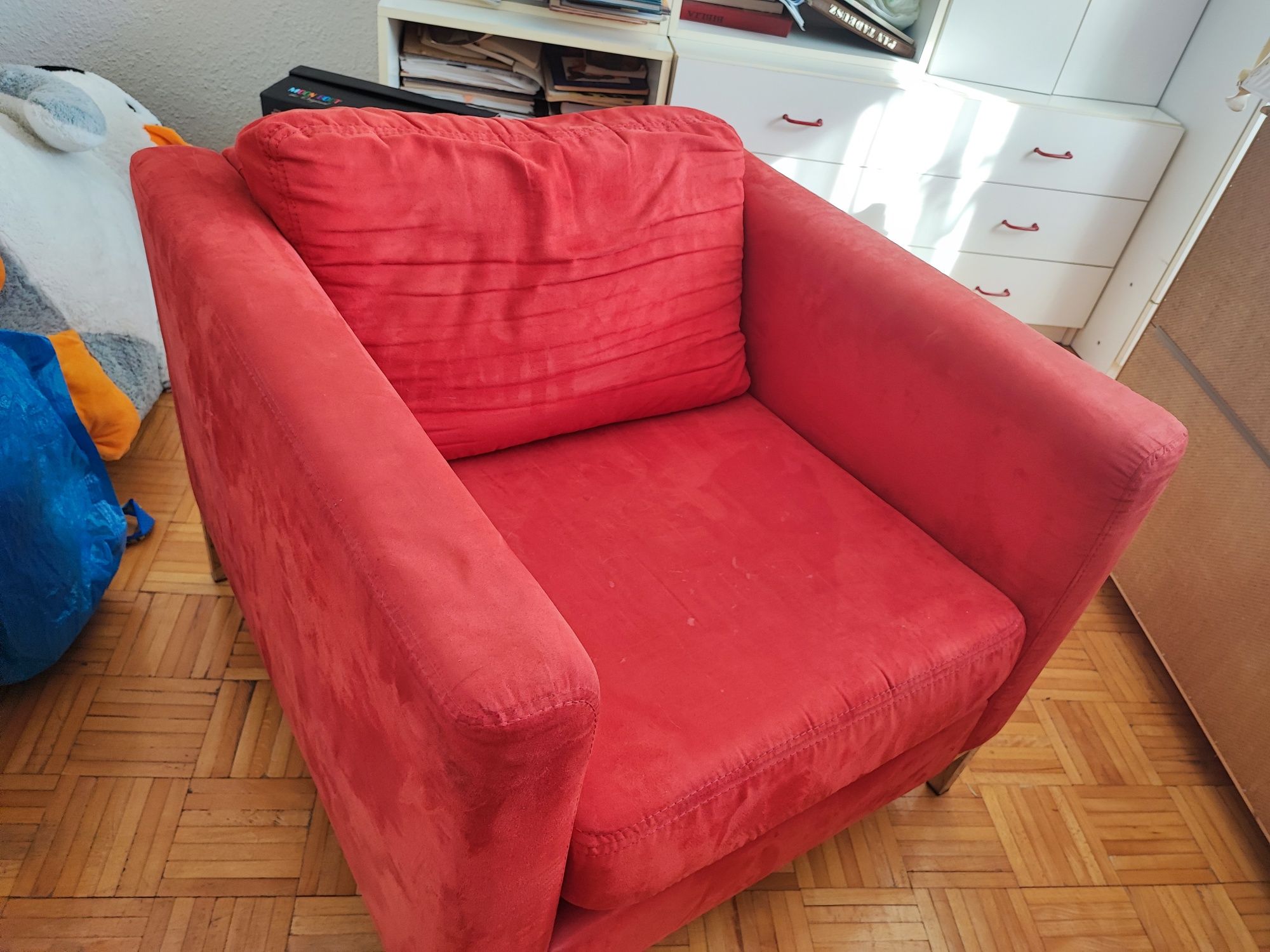 Piękny czerwony fotel