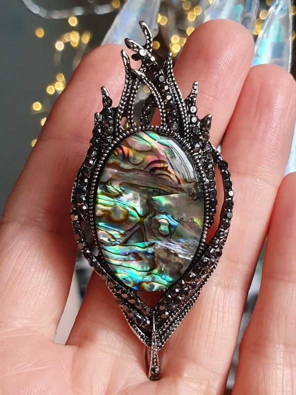 Pendente ou broche / pregadeira pena de pavão com concha