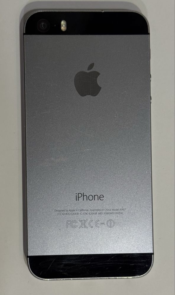 Айфон iphone 5s 16 gb чорний і білий A1457