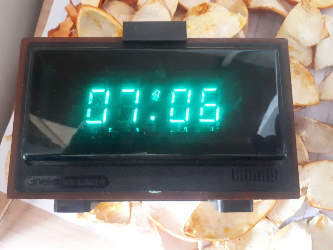 Электроника 4 часы настольные годинник