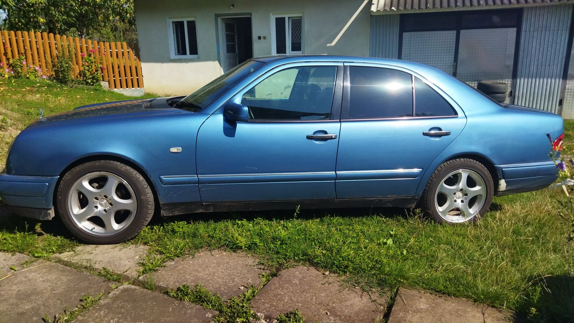 Продам mercedes 210 E220 без торгу