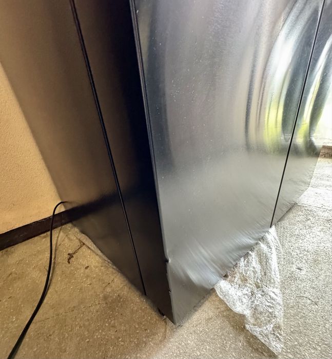 Czarna chłodziarko zamrażarka Hisense RQ760N4AFF. Side by side.