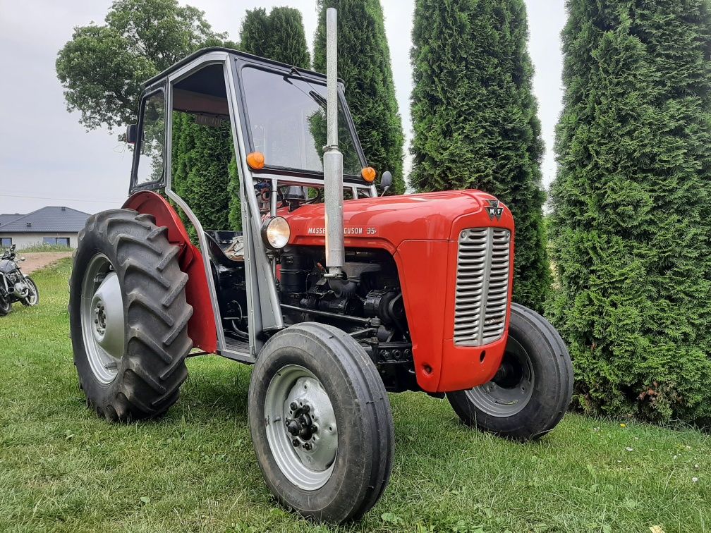 Czerwony traktorek Massey Fe 35