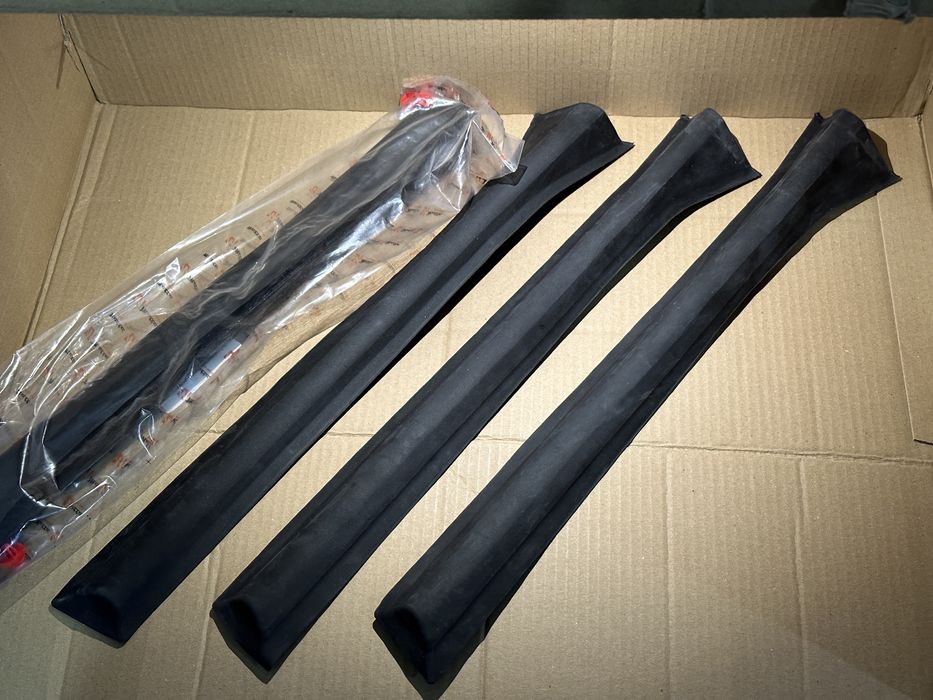 Опель Астра Н Opel Astra H уплотнитель стойки Ущільнювач дверний L R