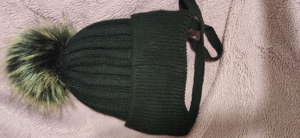 Тепла зимова шапка в ідеальному стані