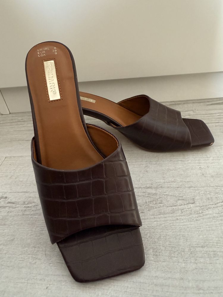 Sandálias de salto alto mules castanhas pele tipo crocodilo PRIMARK 39