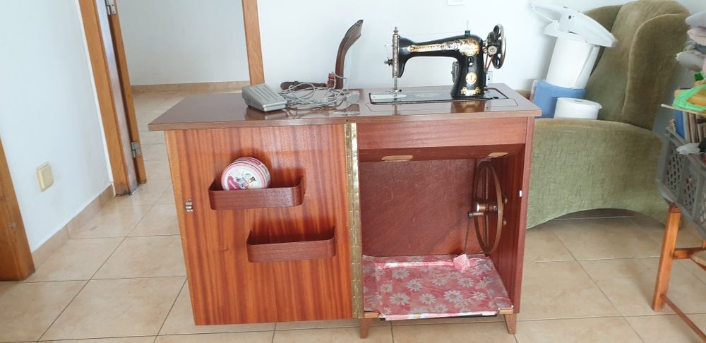 Maquina de costura e móvel.