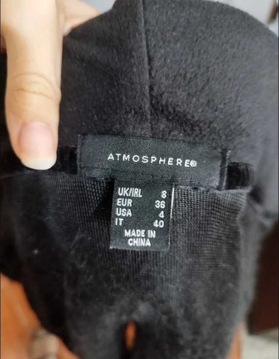 Casaco preto de pelo com capuz