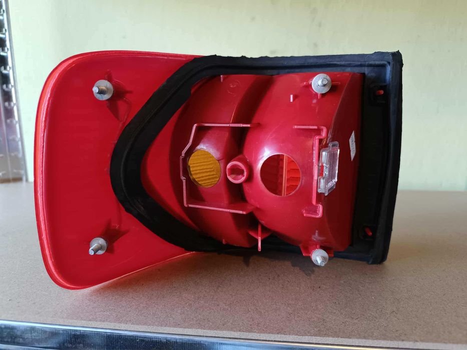 Lampa tylna prawa AUDI 80 B4