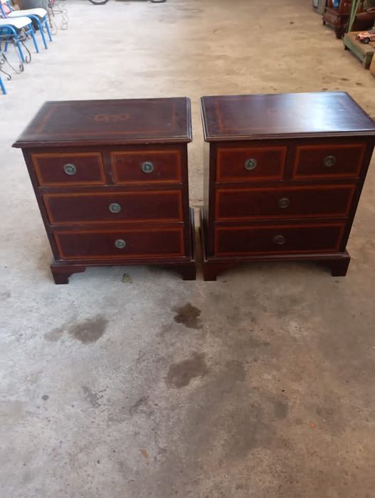 vendo pare de mesinhas muita bonitas bom estado