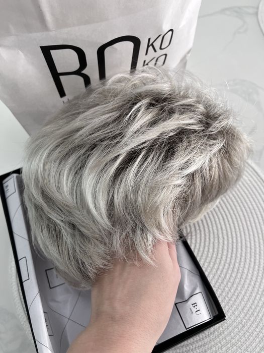 Peruka syntetyczna – krótka, w odcieniu chłodnego blondu