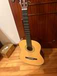 Guitarra clássica Delson com o seu estojo