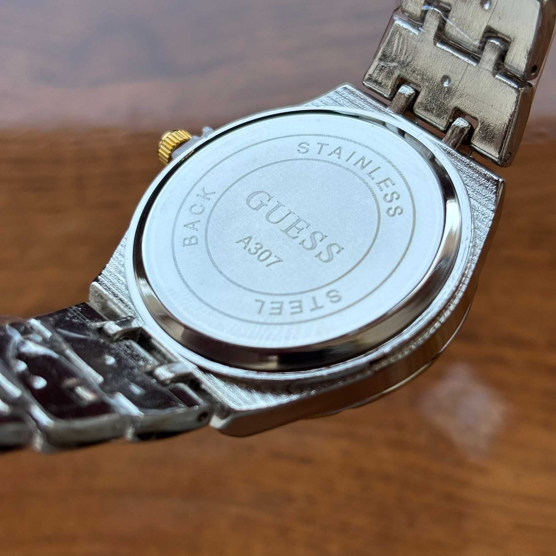 Жіночий годинник на браслеті Guess комбінованого кольору