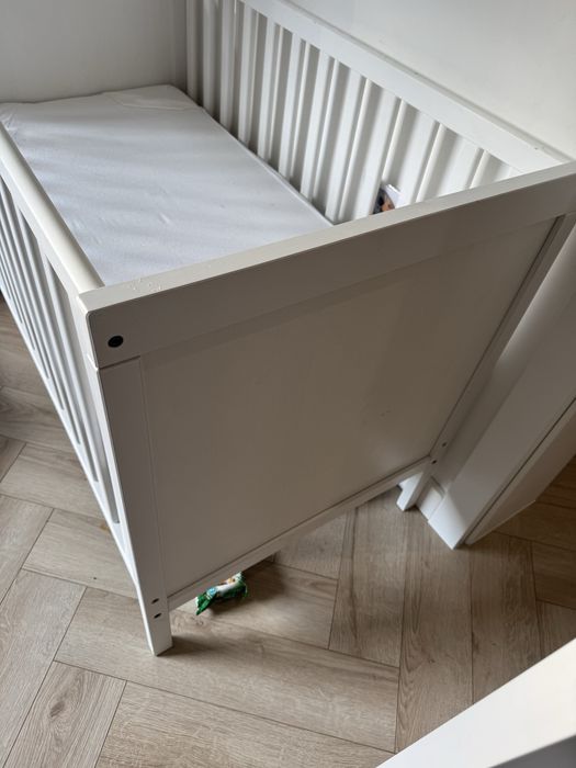 Łóżeczko  niemowlece Sundvik z materacem, przewijakiem i pojemnikami